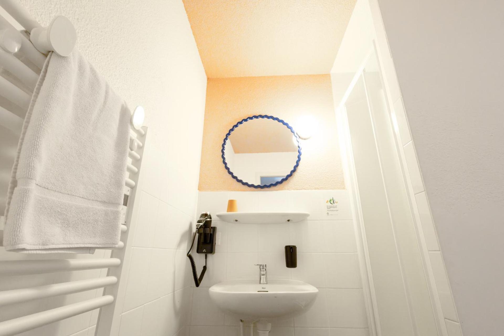 Cote Lac Hostel Evian Bagian luar foto
